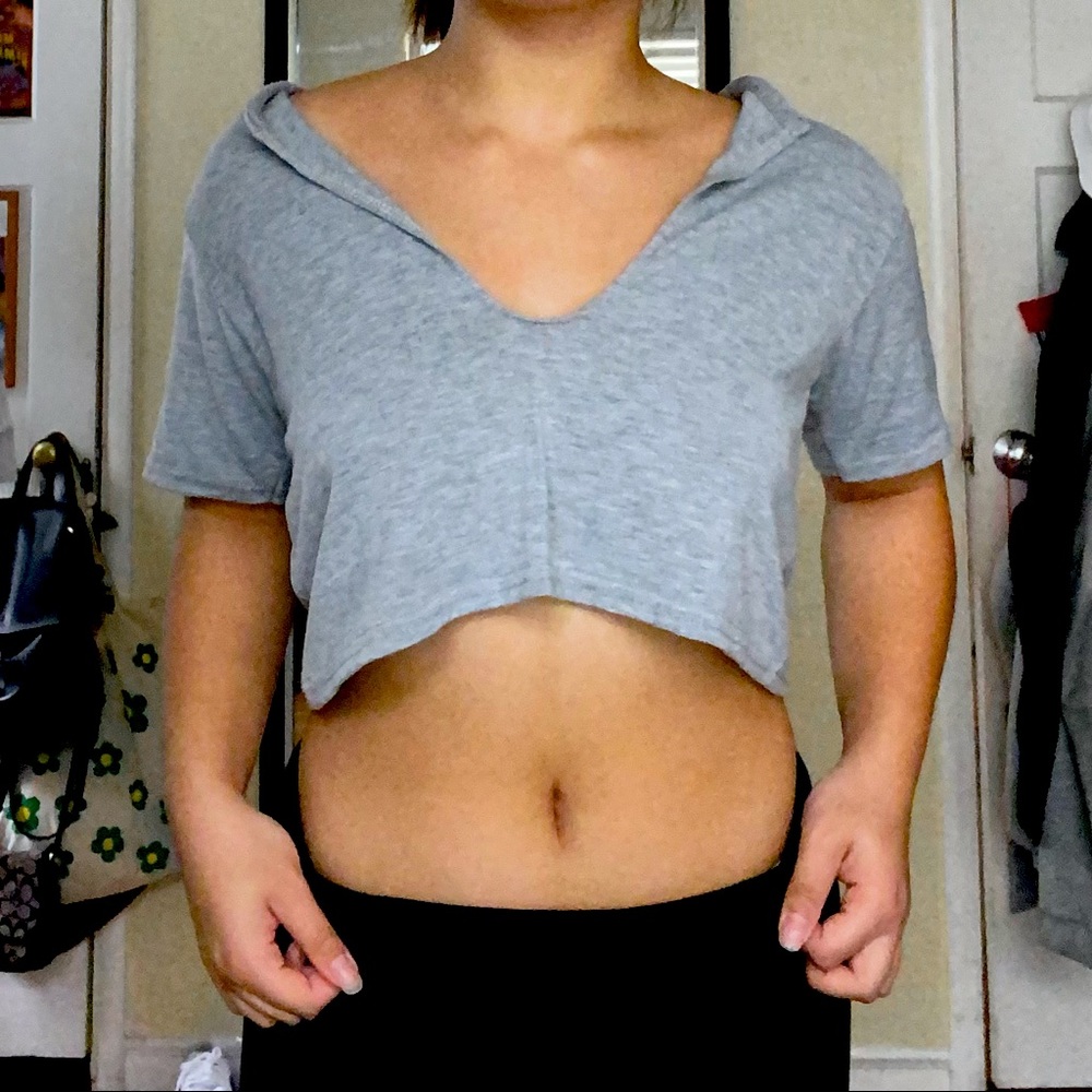 grey cropped tee